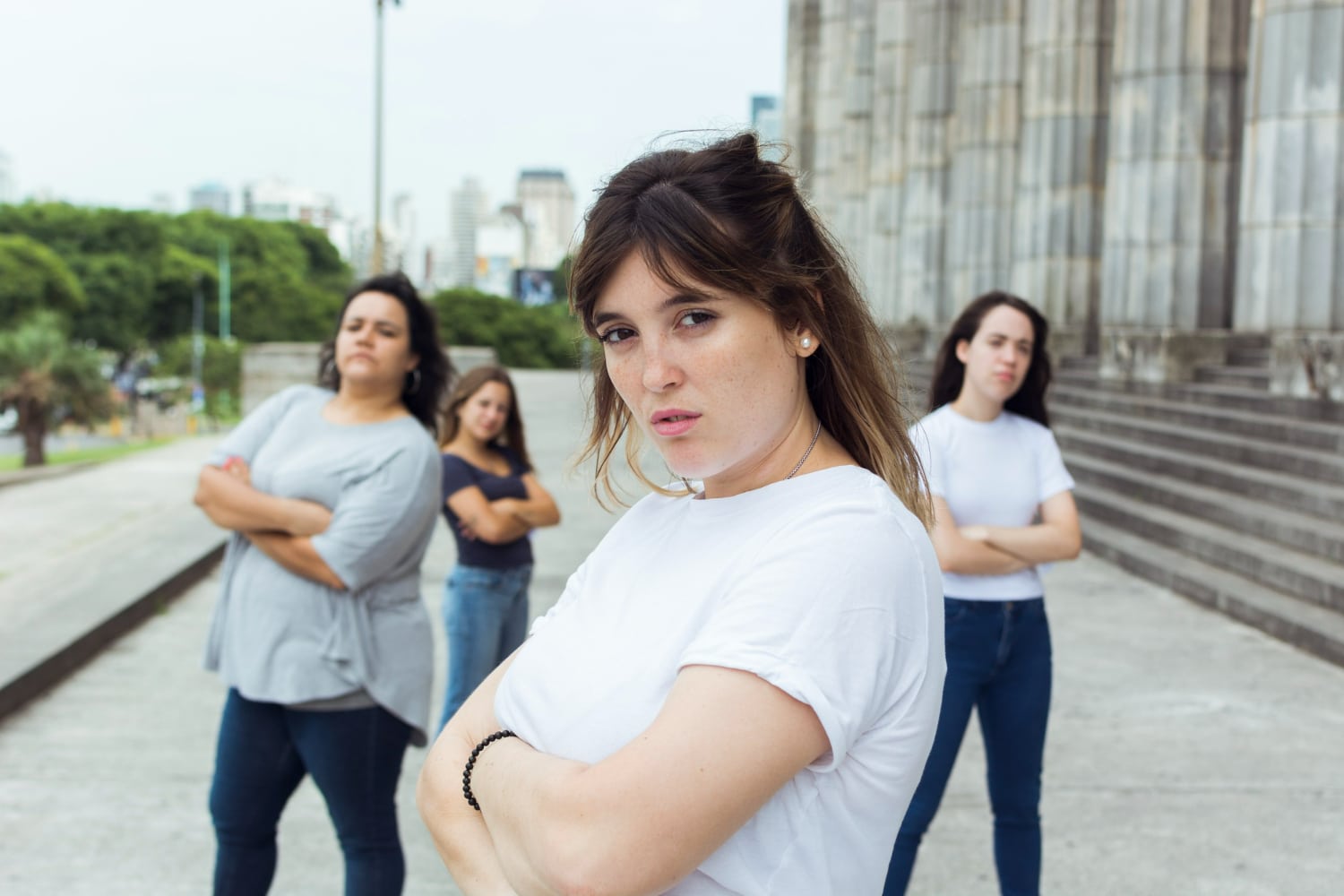 Imagem de grupo de mulheres com postura séria, ilustrando o conceito de manipulação e interesse em relações interpessoais.
