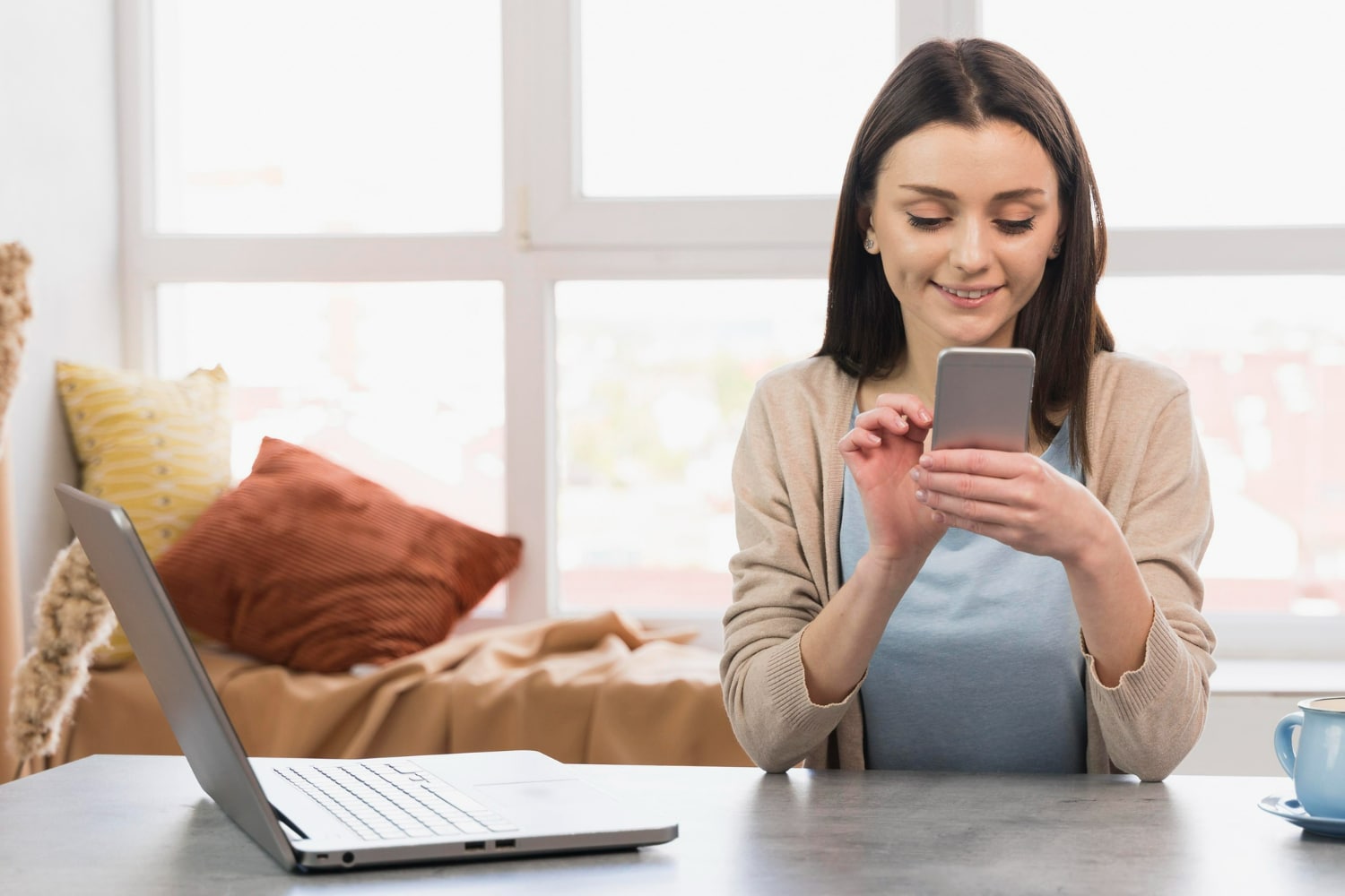Pessoa em um ambiente de trabalho enviando um e-mail logo após uma conversa presencial, para manter a comunicação registrada.