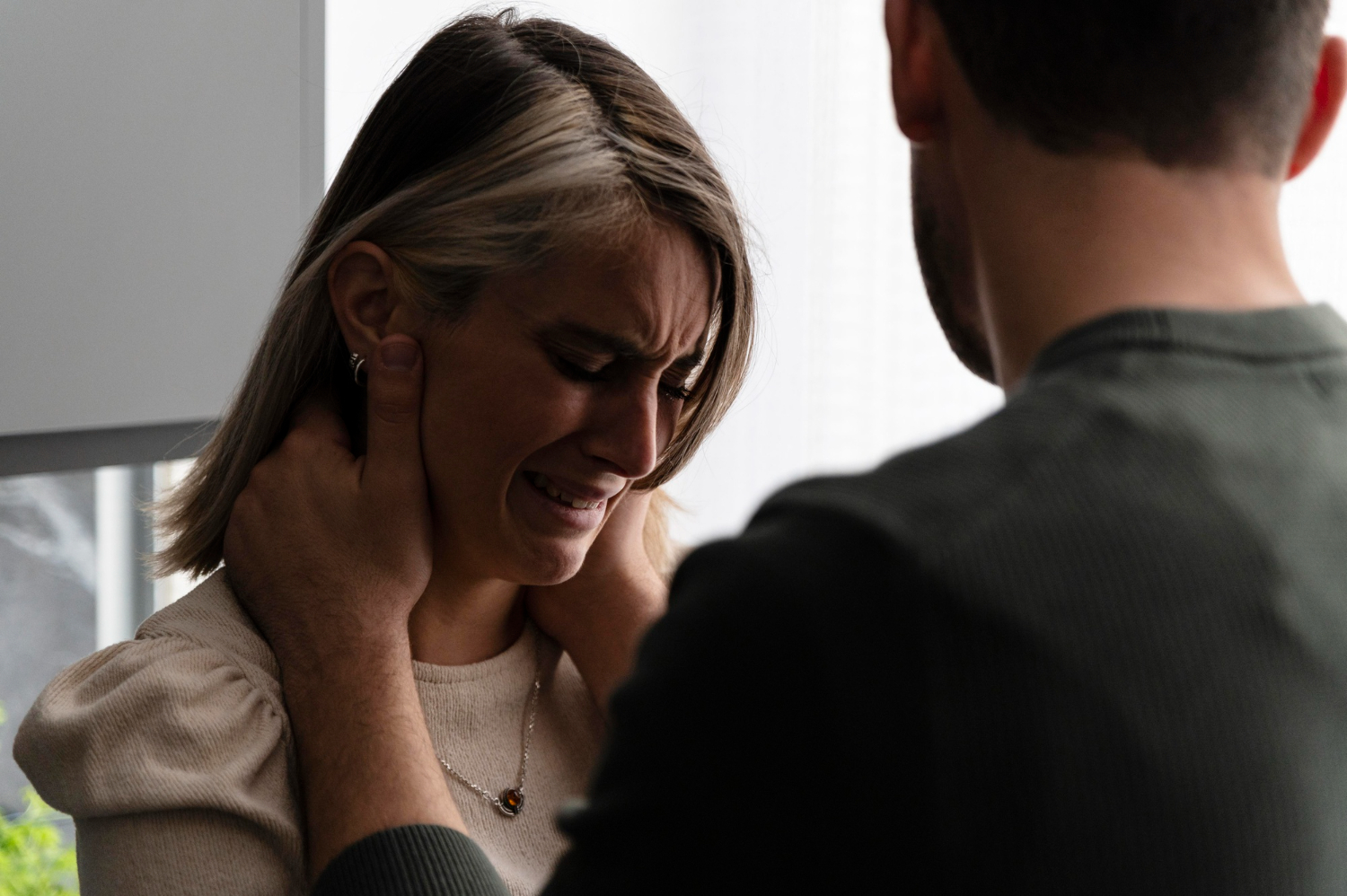 Imagem de um homem segurando uma mulher pelo pescoço, simbolizando o abuso emocional e o comportamento tóxico.