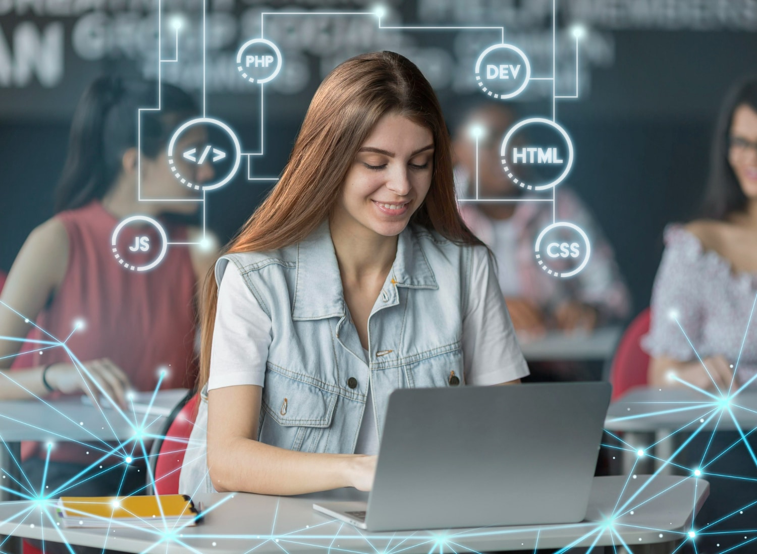 Mulher sorrindo enquanto programa em laptop, com ícones de programação como HTML, CSS, JavaScript, e PHP ao fundo.