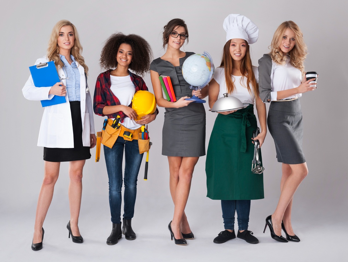 Diversas profissionais, incluindo médicas, operárias e chefs, simbolizando profissões presenciais e manuais.
