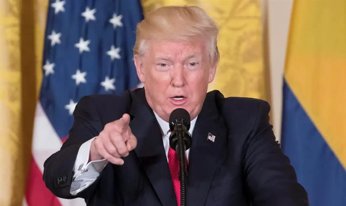 Donald Trump discursando e explicando as implicações das tarifas comerciais.