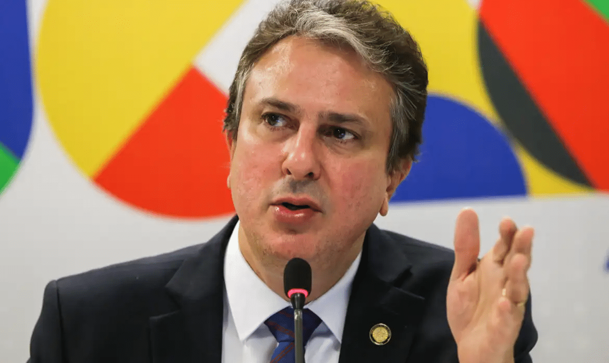 Ministro discursando em coletiva de imprensa sobre novidades no governo.