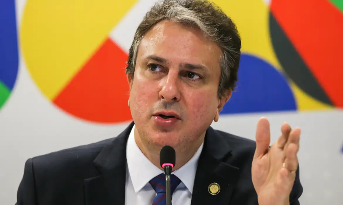 Imagem de um homem discursando, representando a implementação de políticas públicas como a universalização do programa Pé-de-Meia.