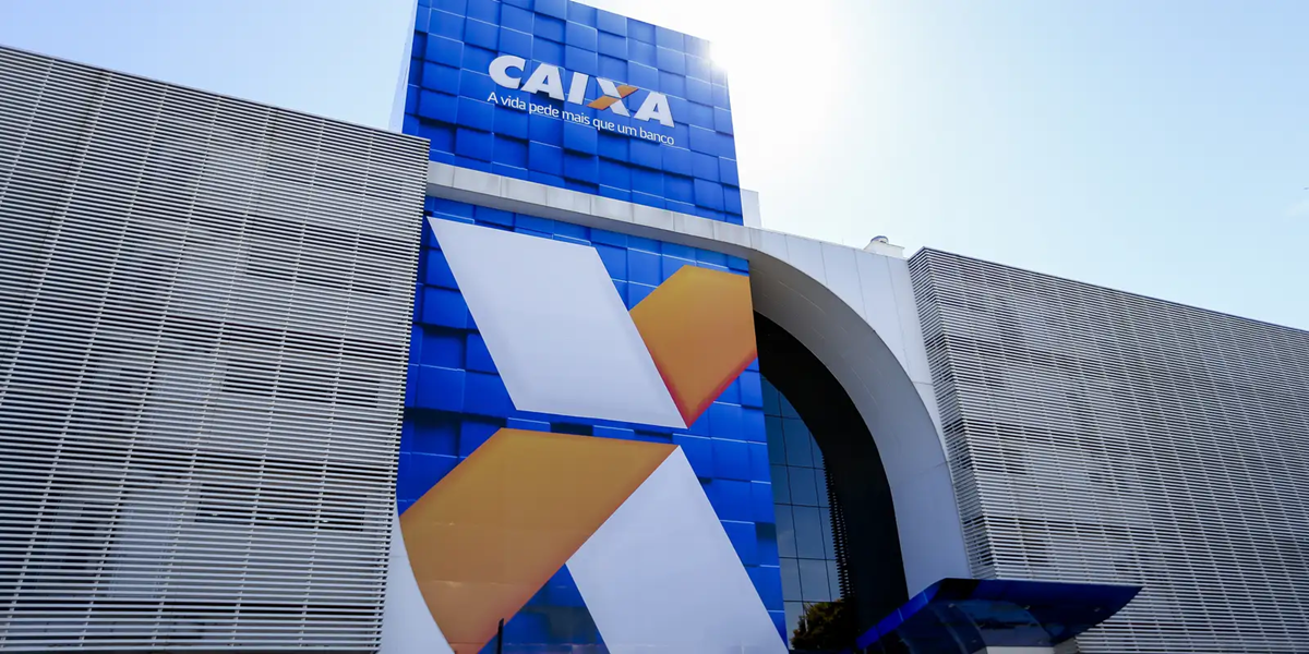 Fachada de uma agência da CAIXA Econômica Federal, com o logotipo visível.