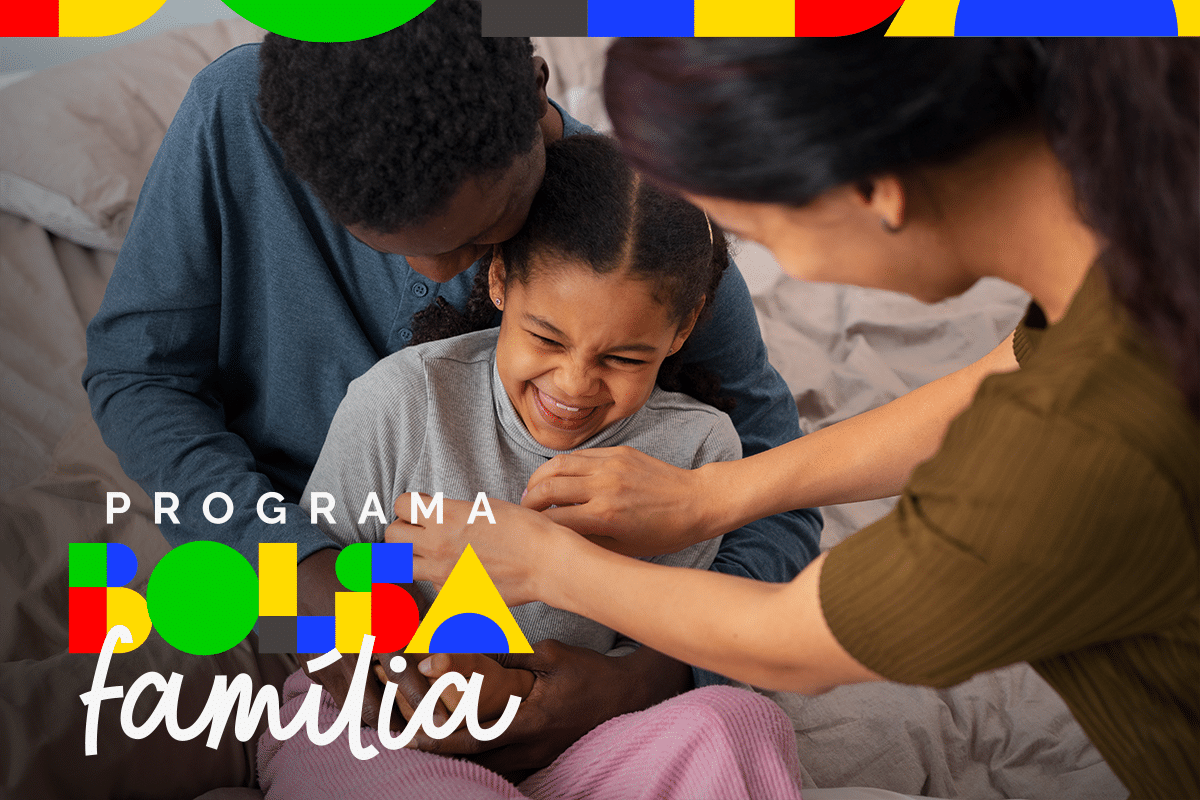 Família se divertindo junta, com criança sorrindo, simbolizando os benefícios do Bolsa Família para famílias em situação de vulnerabilidade.
