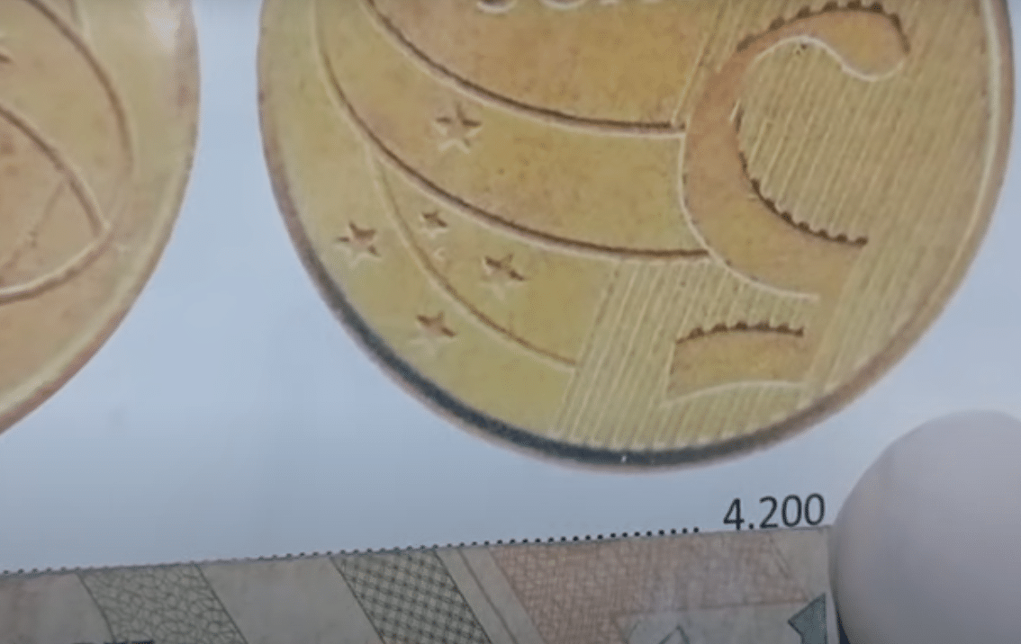 Detalhe da moeda de 10 centavos bifacial com valor de catálogo
