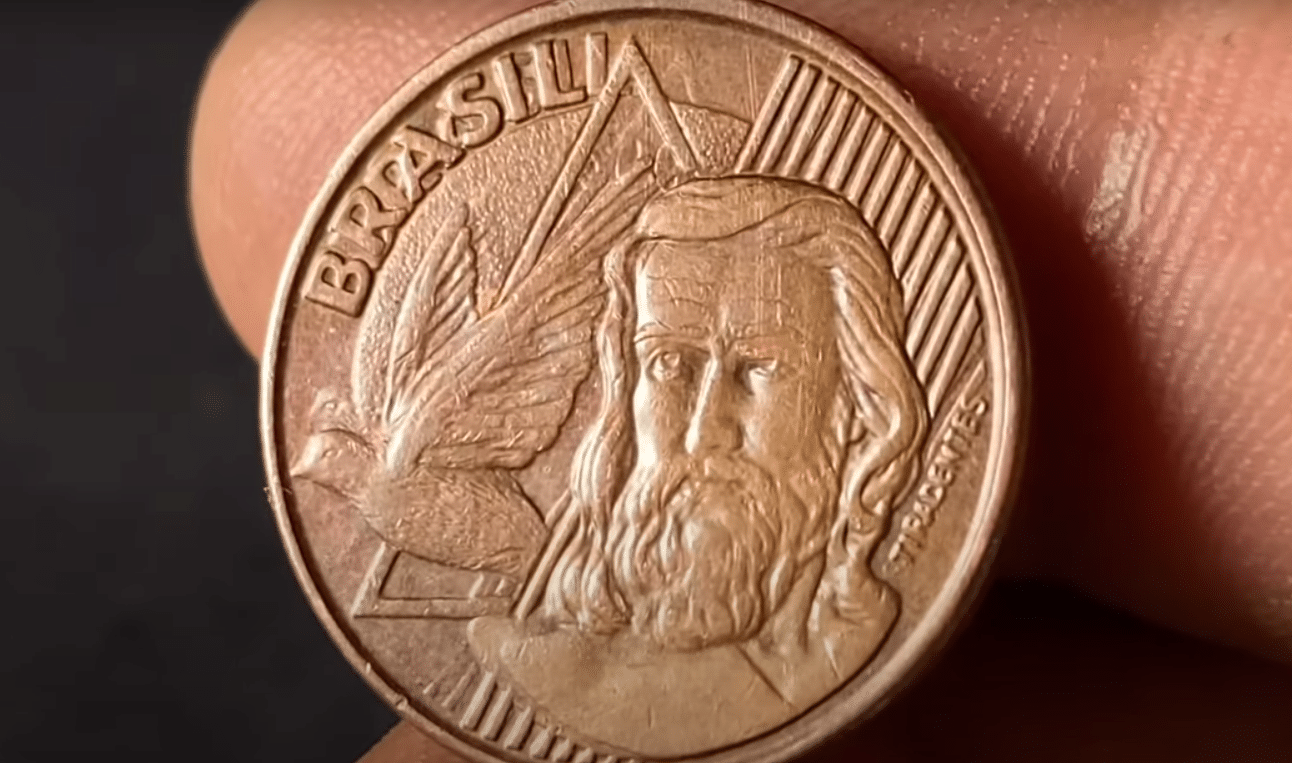 Moeda de 5 centavos com erro de pombo duplo e imagem de Tiradentes
