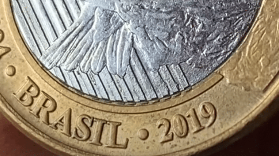 Detalhe da moeda de 1 real de 2019 com erro de cunhagem no número zero da data.