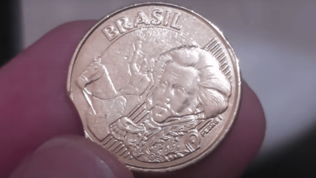 Moeda de 10 centavos com erro de disco cortado visível na lateral esquerda