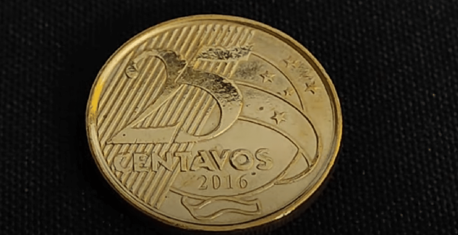 Moeda de 25 centavos de 2016 com detalhes da borda serrilhada e estrelas do Cruzeiro do Sul.