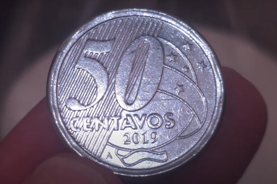 Moeda de 50 centavos de 2019 com letra A em destaque