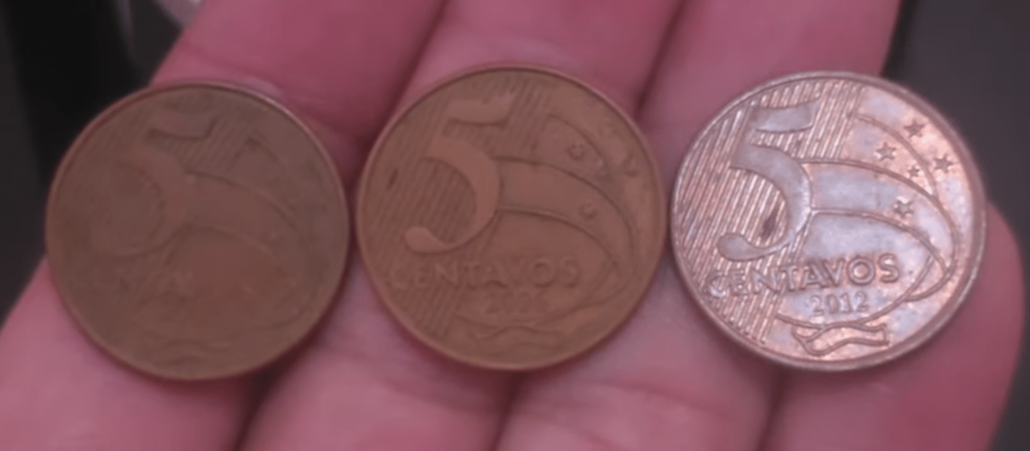 Moedas raras de 5 centavos dos anos 2005, 2006 e 2012 exibidas na palma da mão