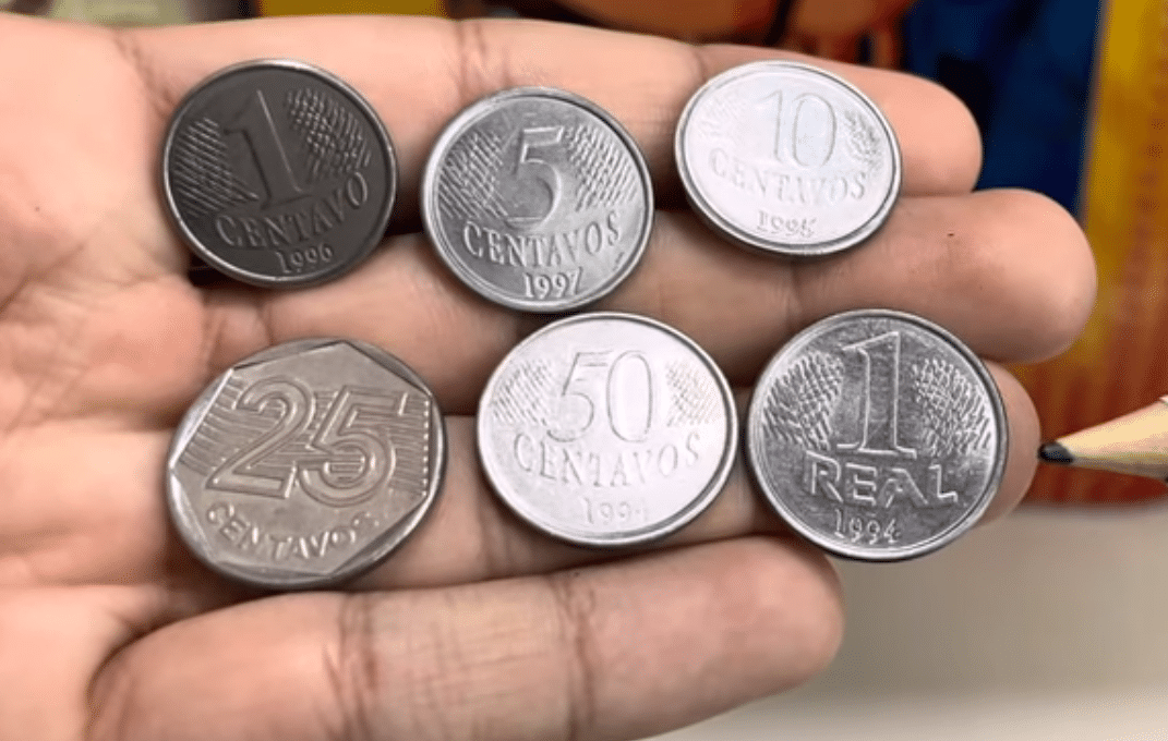 Moedas raras da primeira família do real exibidas na palma da mão