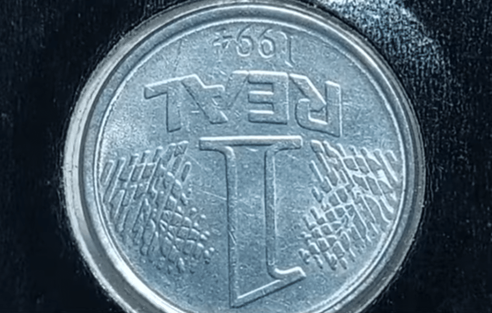 Moeda de 1 real de 1994 com reverso invertido, erro raro de cunhagem