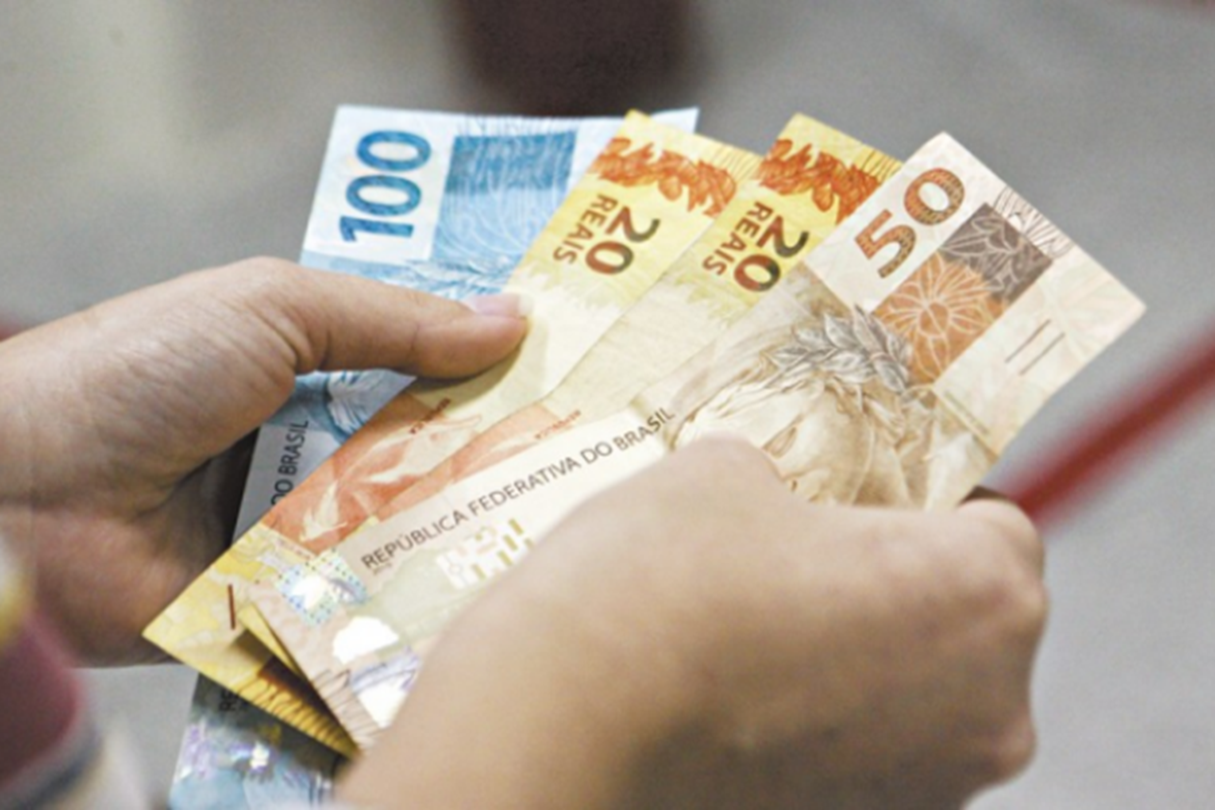 Notas de dinheiro brasileiro, incluindo R$ 100, R$ 50 e R$ 20, representando o pagamento de R$ 3,1 mil.