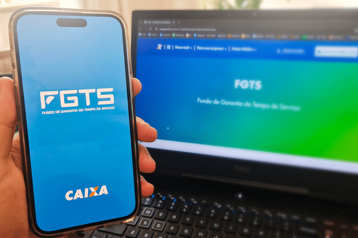 Imagem mostrando o aplicativo FGTS na tela de um celular, com a plataforma Repis Cidadão ao fundo, ilustrando como solicitar o saque do FGTS.