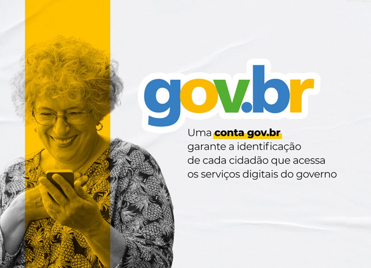 Mulher usando o celular para acessar o GOV.BR, com sorriso de satisfação.