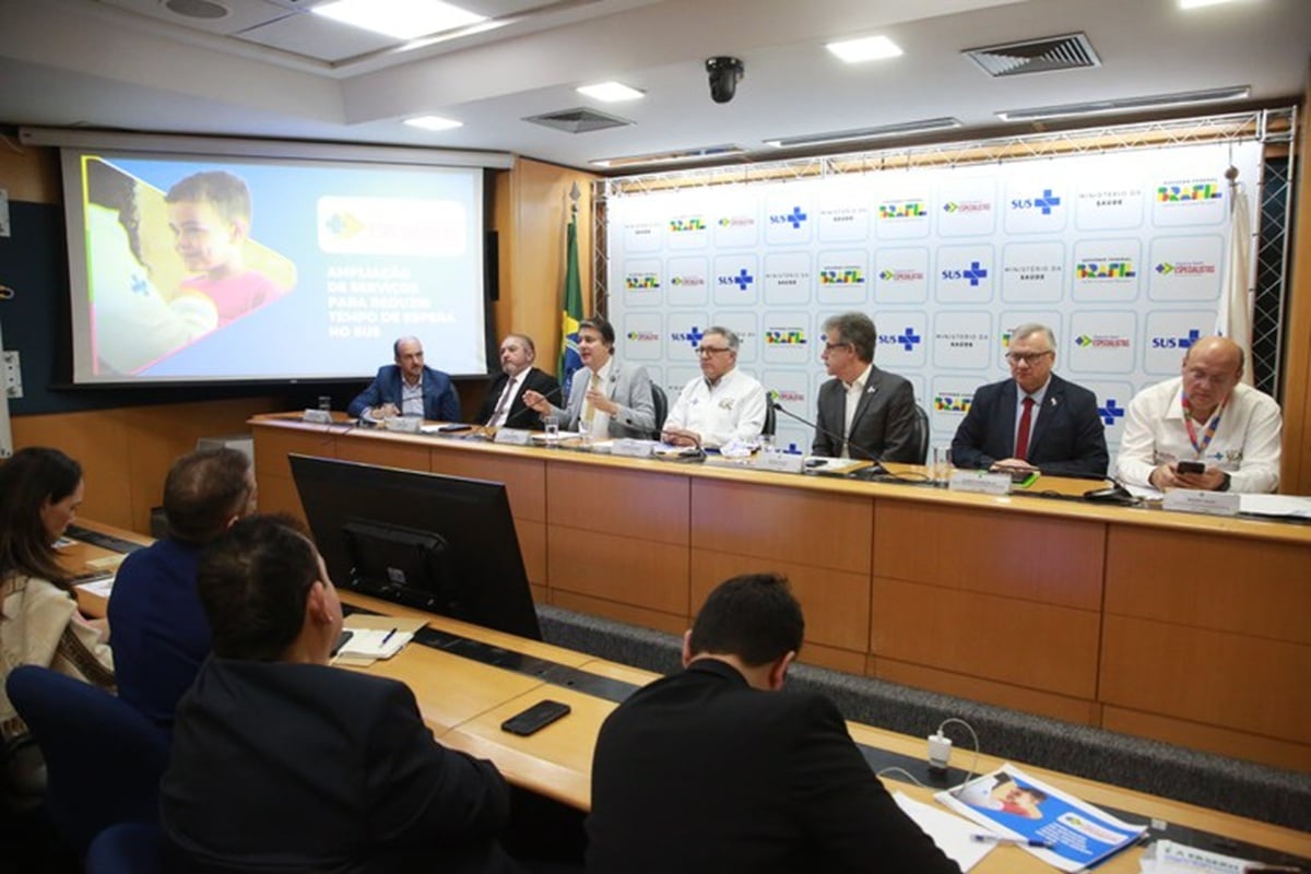 Reunião de representantes discutindo plano do Ministério da Saúde