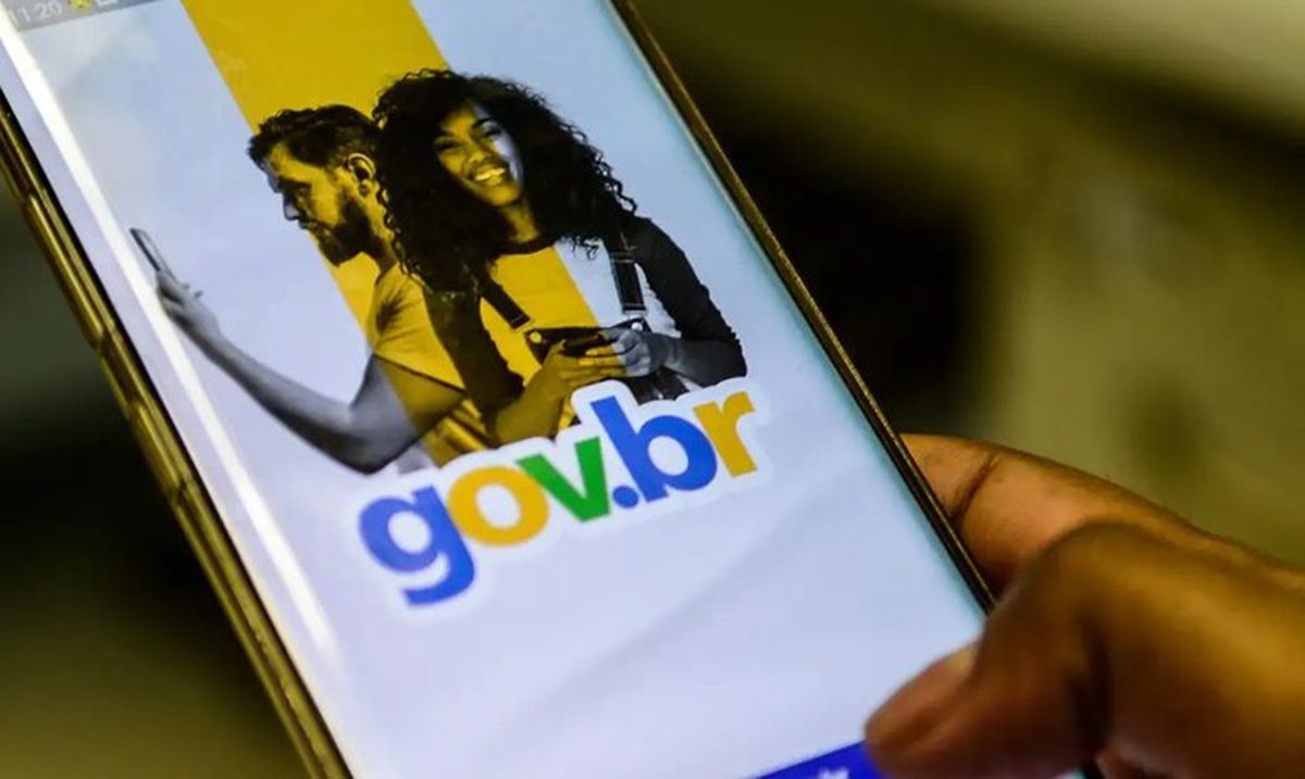 Pessoas utilizando o aplicativo GOV.BR, acessando serviços digitais do governo.