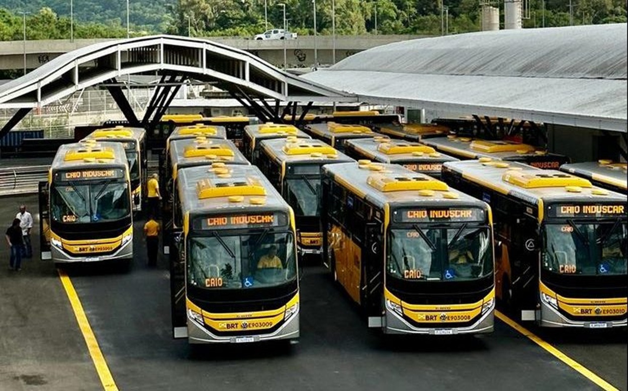 Frota de ônibus da Companhia Municipal de Transportes Coletivos (MOBI-Rio) aguardando para operação.