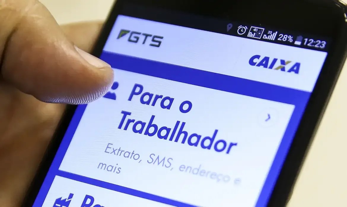 Tela de celular exibindo área do trabalhador no aplicativo do FGTS da Caixa.