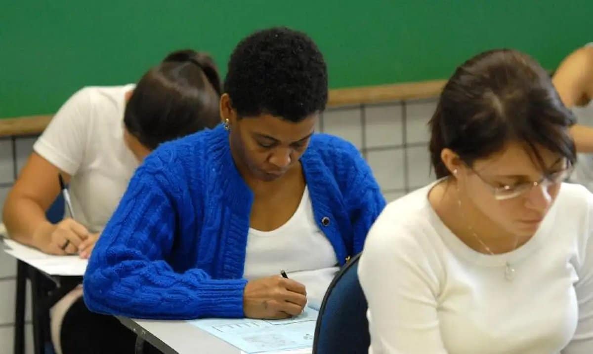 Candidatos concentrados durante a aplicação da prova em sala de aula.