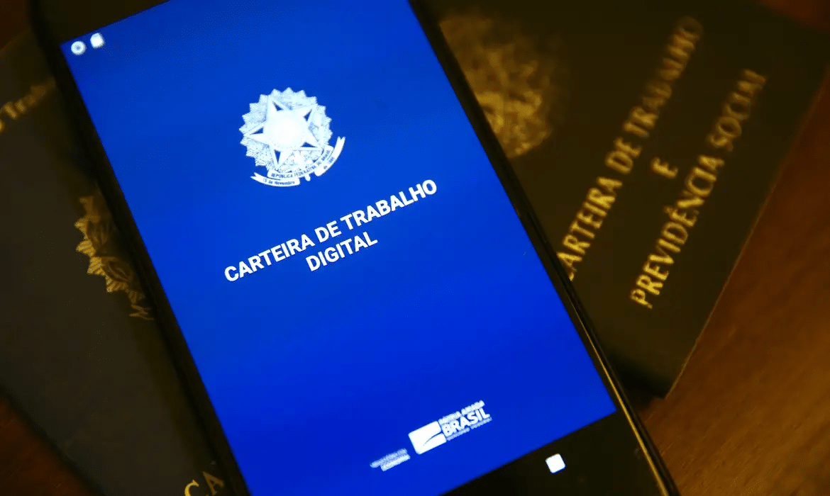 Aplicativo da Carteira de Trabalho Digital exibido na tela do celular.