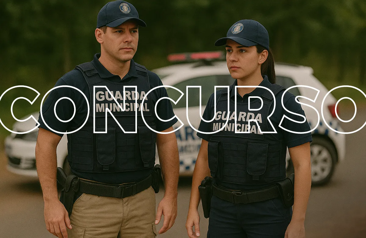 Dois agentes da Guarda Municipal, um homem e uma mulher, em uniforme, representando o novo concurso da Guarda Municipal.