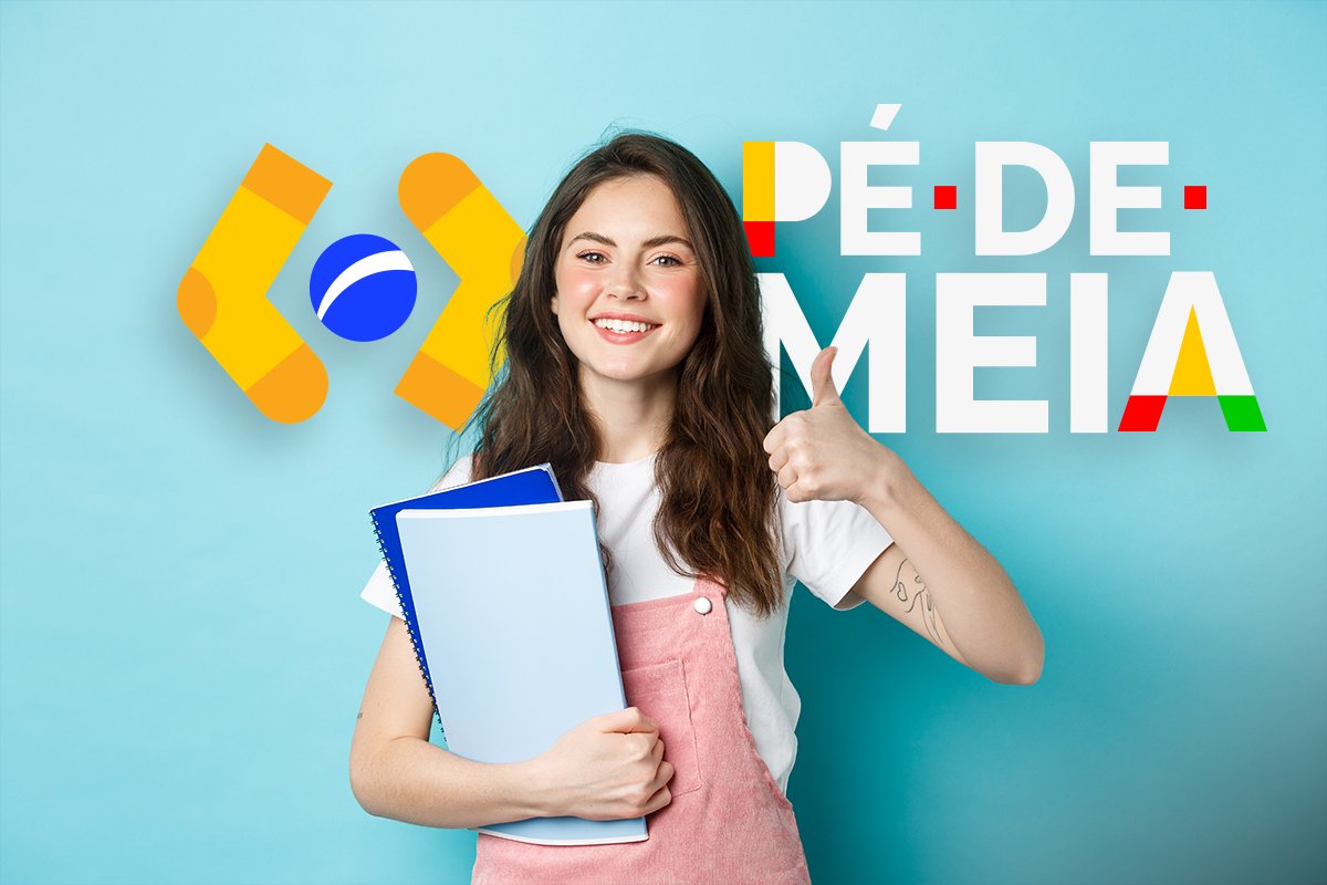 Estudante sorridente segurando cadernos em frente ao logo do programa Pé-de-Meia.