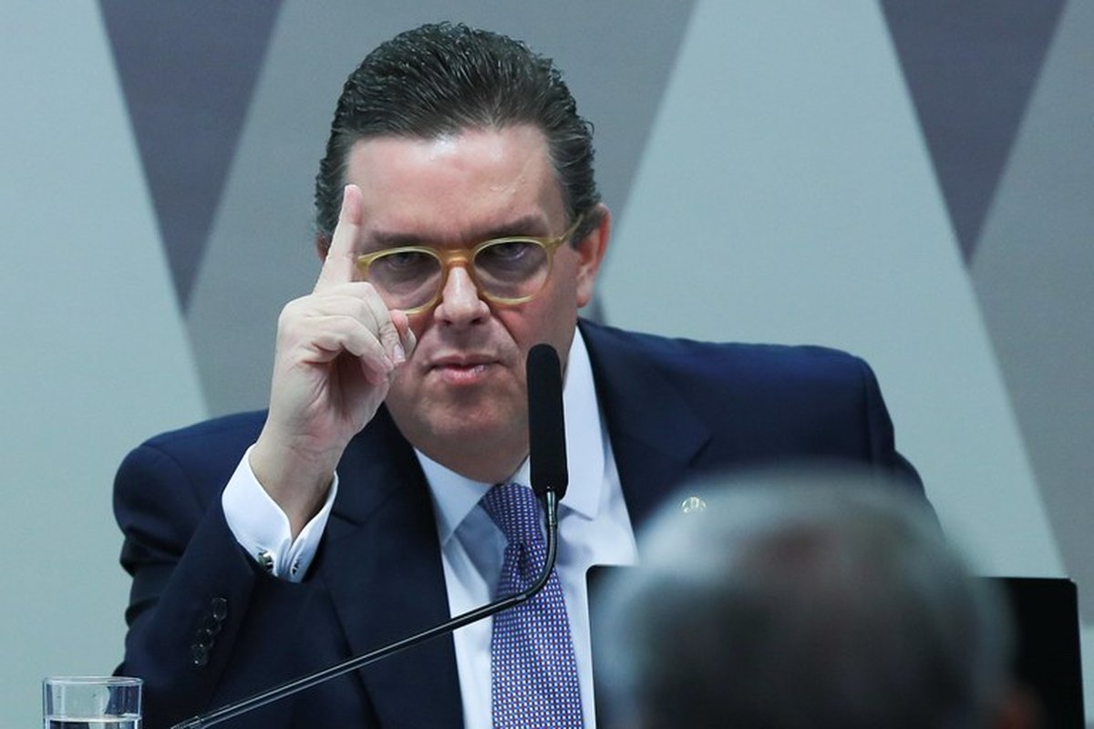 Ministro gesticula durante audiência pública no Senado Federal