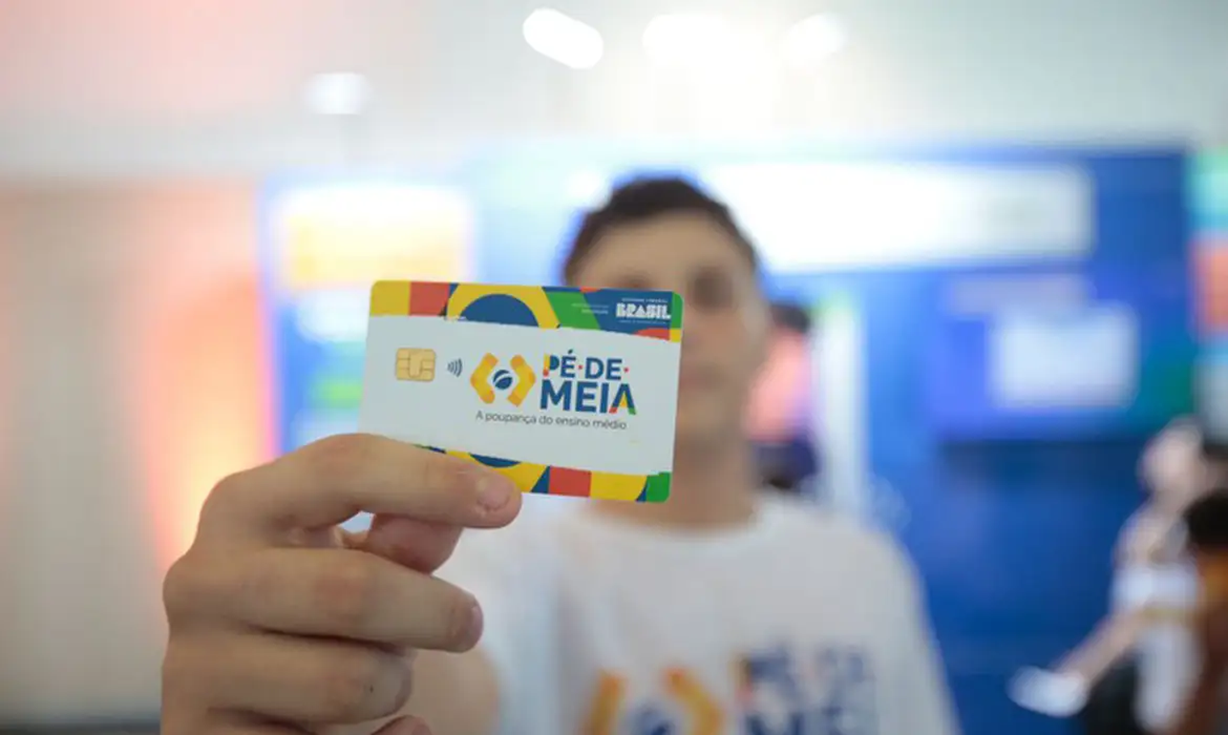 Cartão do programa Pé-de-Meia exibido por um estudante, simbolizando a confirmação das datas do pagamento.