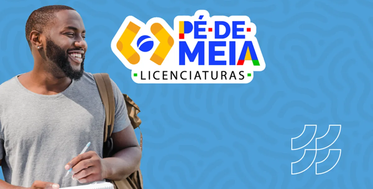 Homem sorrindo com mochila, representando a formação de professores que oferece oportunidade de renda.