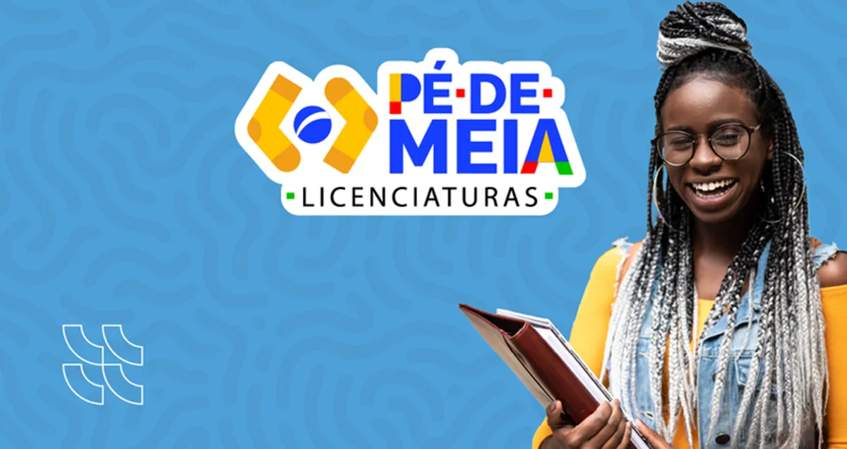 Estudante sorridente com mochila e caderno, representando o aumento nas matrículas do programa de Licenciaturas.