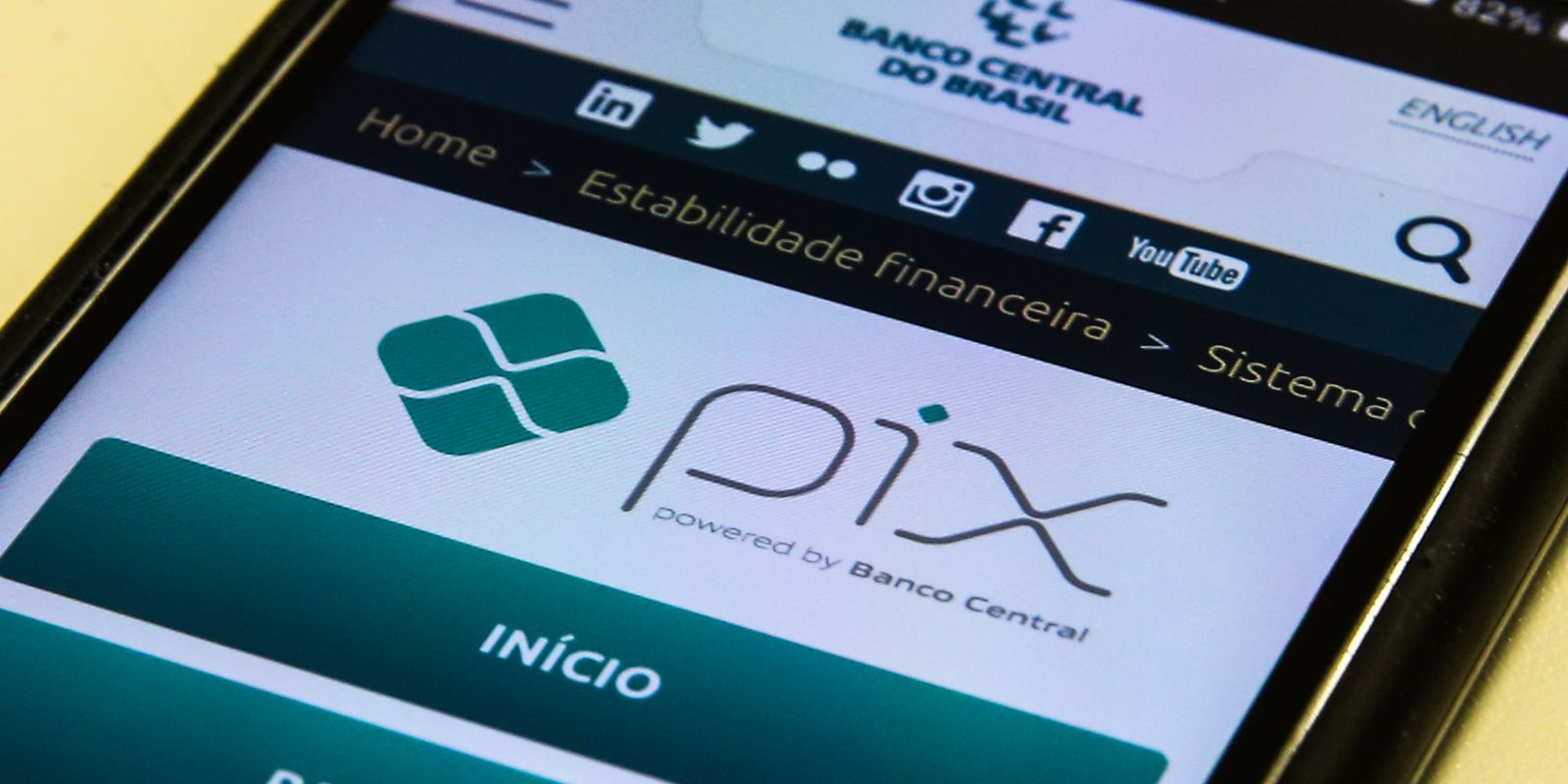 Página do Banco Central com informações sobre o Pix exibida em celular.