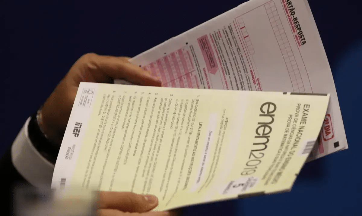Prova do Enem 2019 e cartão-resposta nas mãos de um candidato.