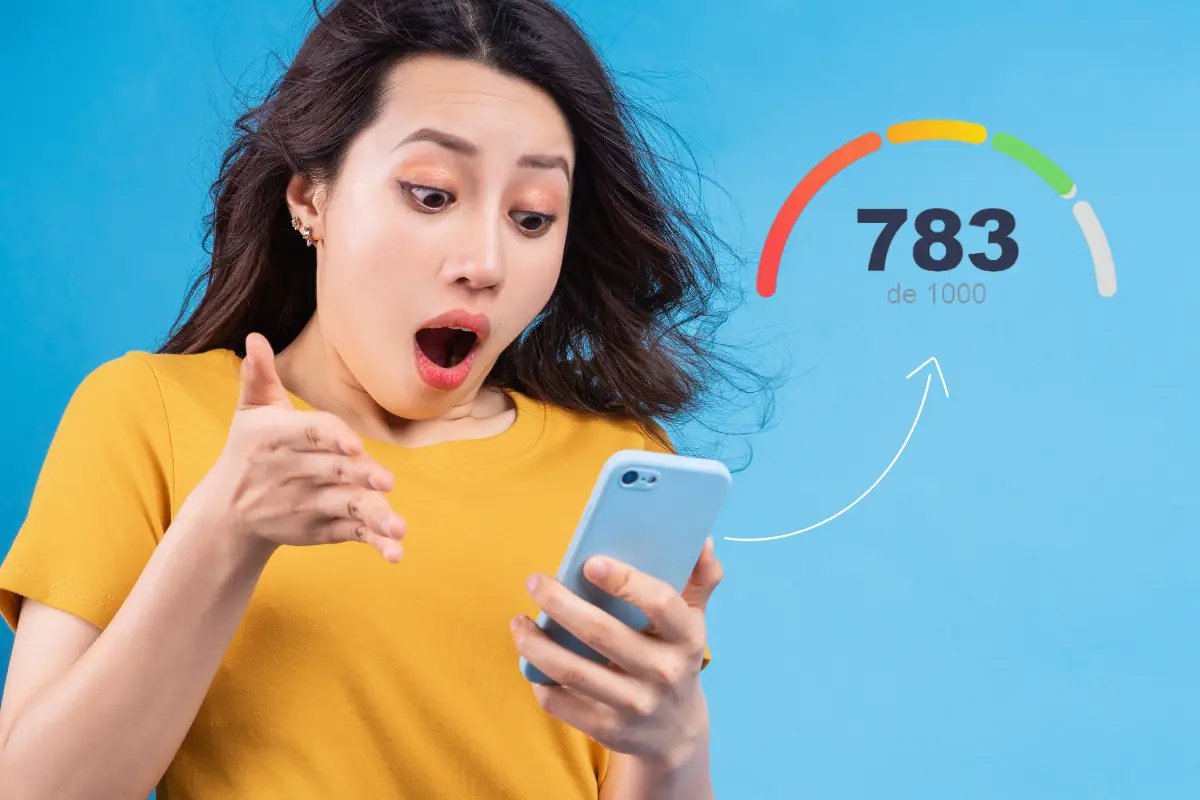Mulher surpresa ao ver pontuação alta de score no celular.
