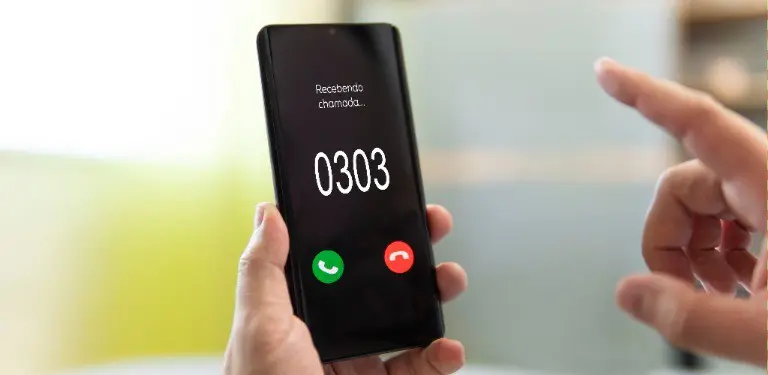 Tela de celular exibindo a chamada recebida com o prefixo 0303, que foi revogado pela Anatel.