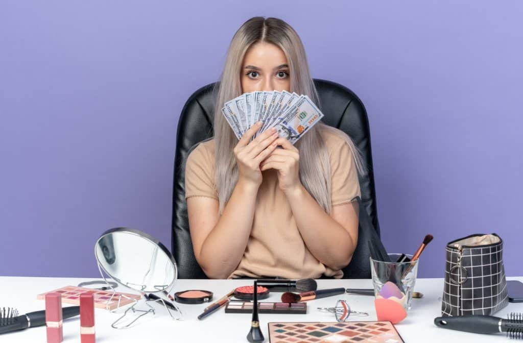 Influenciadora digital ganha dinheiro com maquiagem