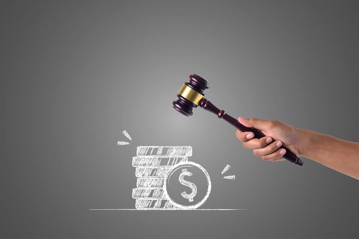 Martelo judicial sobre ilustração de moedas comparando salários público e privado no Direito