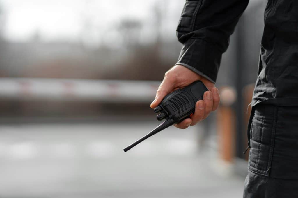 Vigilante com rádio comunicador.