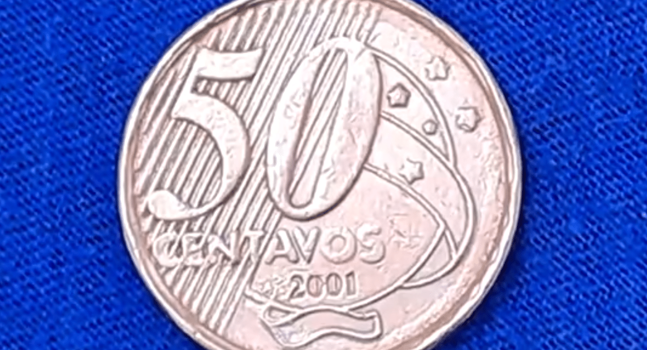 moeda de 50 centavos de 2001 com fundo azul destacando detalhes da cunhagem