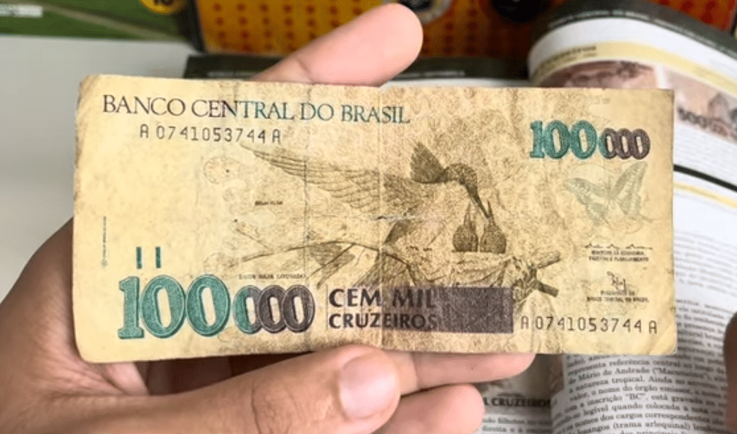 Cédula antiga de 100 mil cruzeiros com beija-flor em destaque