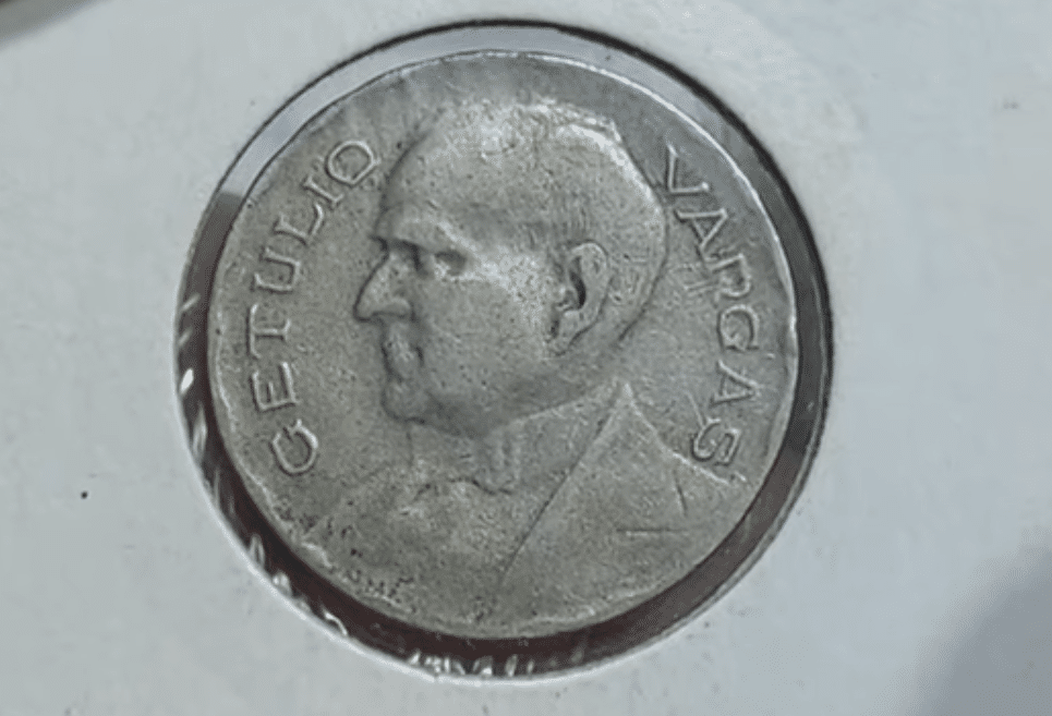 Anverso da moeda brasileira de 400 réis de 1938 com busto de Getúlio Vargas