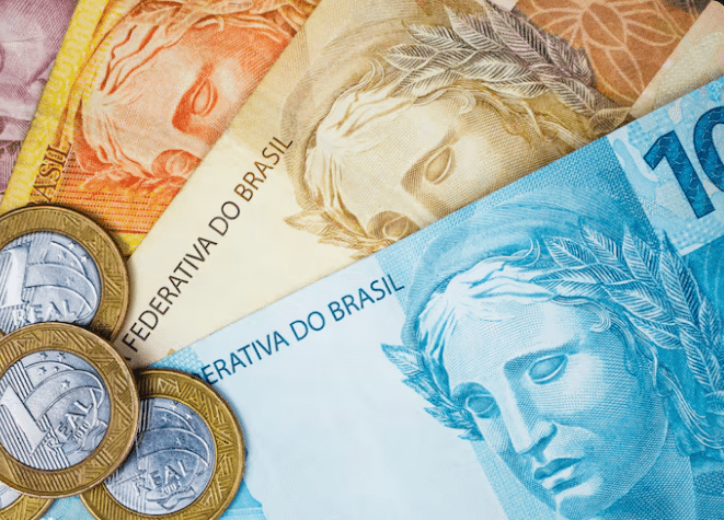 Moedas e cédulas brasileiras representando diferentes estados de conservação