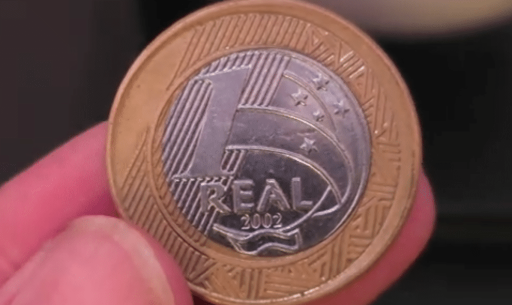 Moeda de 1 real de 2002 com um erro de cunhagem descentralizado, conhecido como "efeito boné".