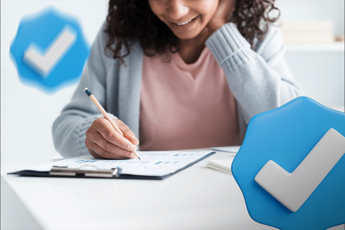 Imagem de uma mulher anotando em um caderno, simbolizando a etapa de organização e planejamento para concursos públicos.