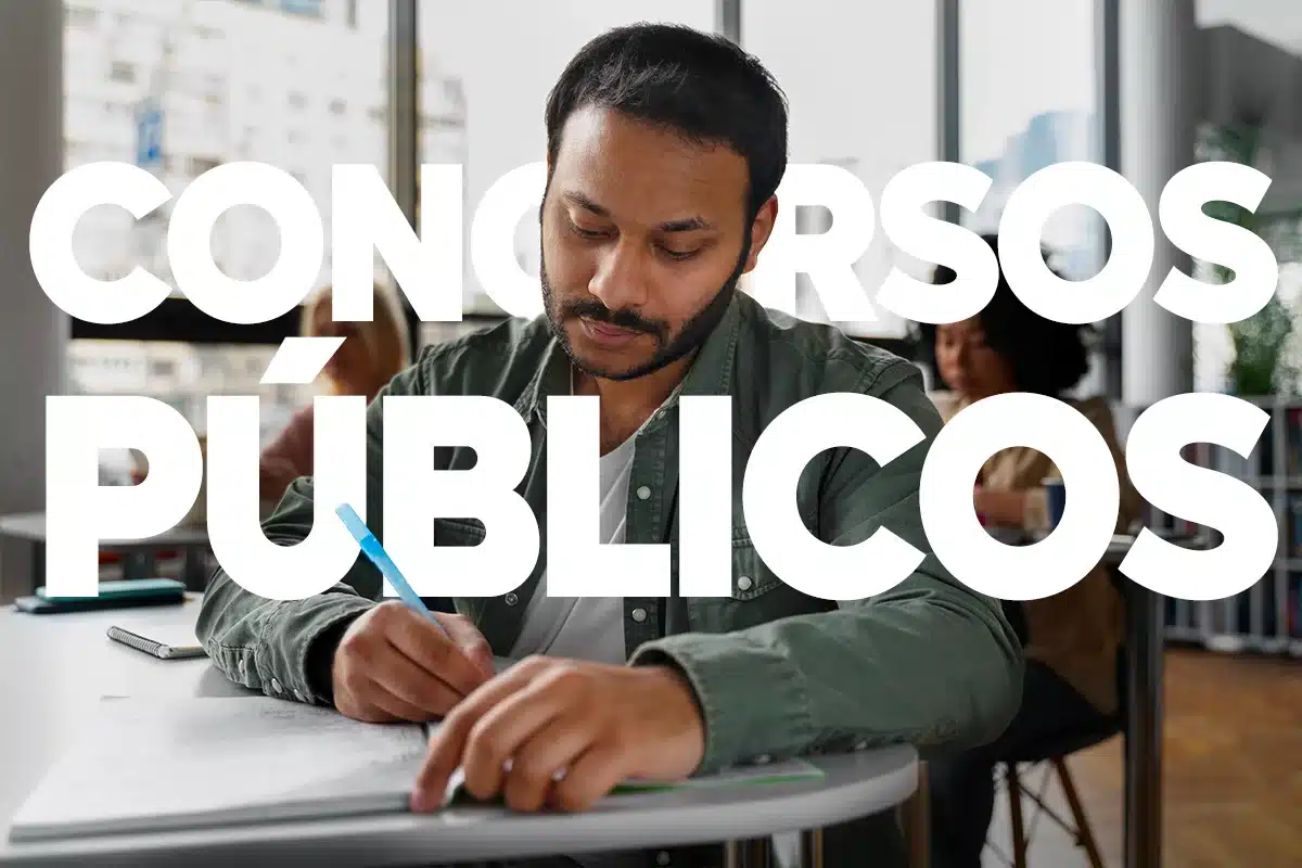 Pessoa estudando para concurso público, com caderno e caneta em mãos