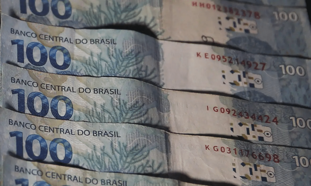 Pilha de cédulas de 100 reais do Banco Central do Brasil.