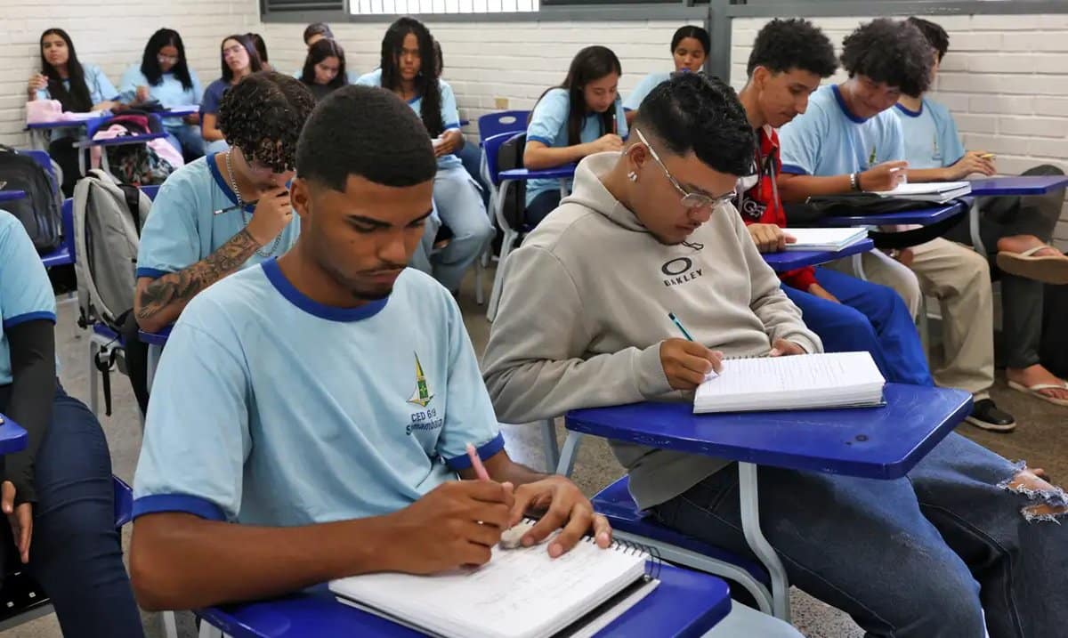 Estudantes do ensino médio concentrados durante atividade em sala de aula.